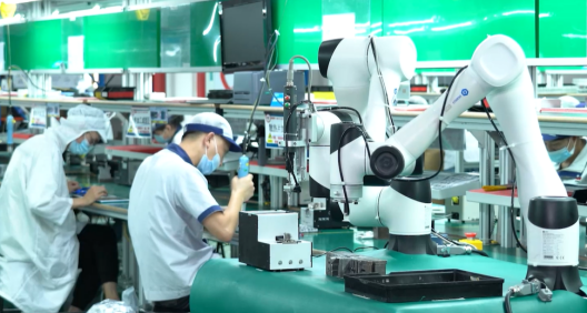 大負載協作機器人CR20A,人機協作,車燈鎖附,移動焊接工作站-越疆協作機器人如何幫助電池生產模式由 “剛” 轉 “柔” ？