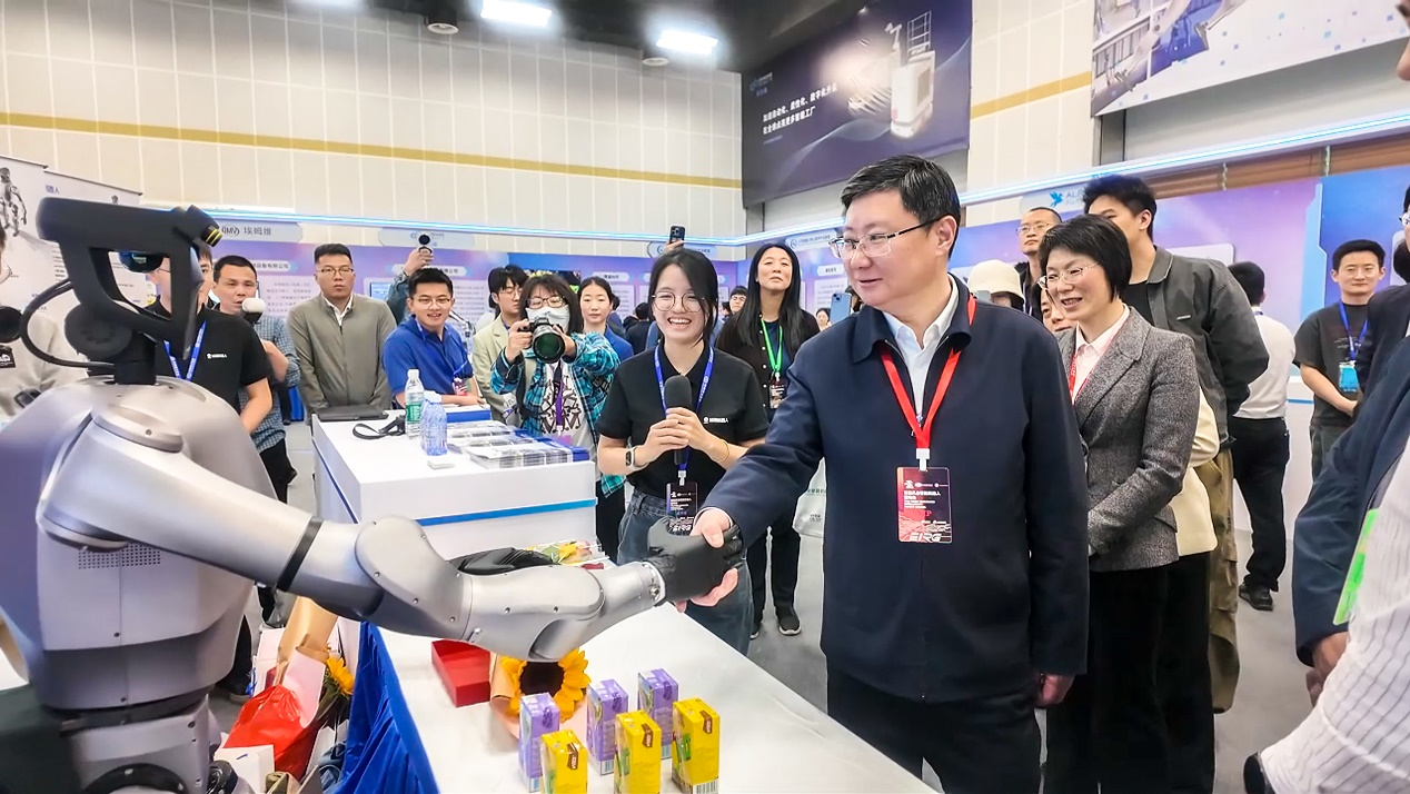 越疆機器人,智能機器人研發制造商,四軸機械手,協作機器人廠家,協作機器人品牌,深圳協作機器人廠家,蘇州協作機器人廠家,上海協作機器人廠家-智能控制優秀獎！全球首款「靈巧操作+直膝行走」機器人Atom亮相具身智能運動會