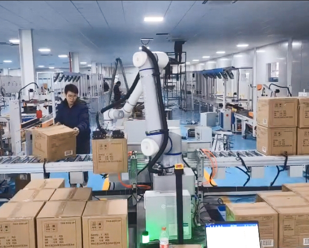 、從「鐵籠隔離」到「人機(jī)并肩」：越疆安全協(xié)作技術(shù)如何改寫碼垛車間規(guī)則？