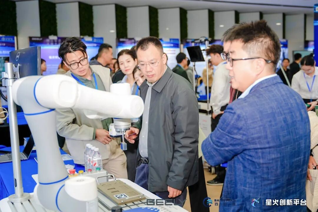 越疆機(jī)器人亮相吉利汽車技術(shù)展，以多形態(tài)具身智能方案賦能汽車柔性智造