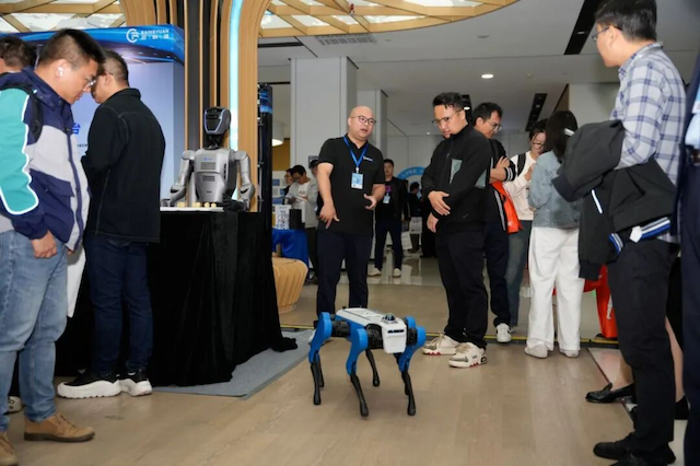 越疆機(jī)器人亮相吉利汽車技術(shù)展，以多形態(tài)具身智能方案賦能汽車柔性智造